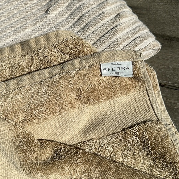 Towels 100% cotton set of 3 bath towels. Very good condition, almost not used - Picture 2 of 13